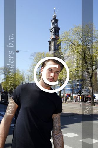 Amsterdam 15 april 2015
Dave en Dries Roelvink metselen een steen met daarop hun naam in de Westertoren. Dave heeft een tatoo van de westertoren op zijn arm staan.