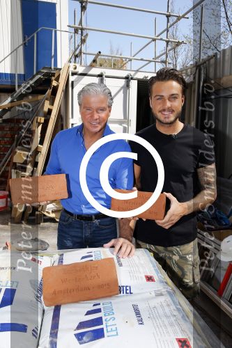 Amsterdam 15 april 2015
Dave en Dries Roelvink metselen een steen met daarop hun naam in de Westertoren. Dave heeft een tatoo van de westertoren op zijn arm staan.