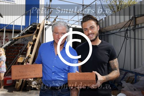Amsterdam 15 april 2015
Dave en Dries Roelvink metselen een steen met daarop hun naam in de Westertoren. Dave heeft een tatoo van de westertoren op zijn arm staan.