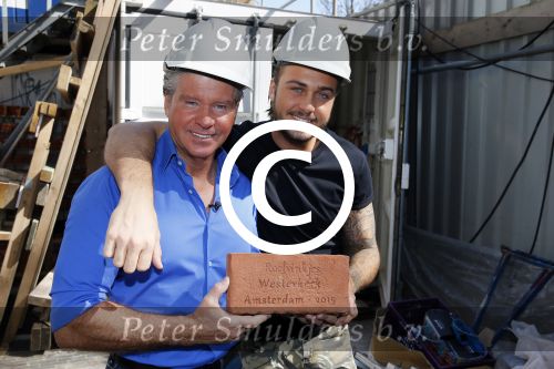 Amsterdam 15 april 2015
Dave en Dries Roelvink metselen een steen met daarop hun naam in de Westertoren. Dave heeft een tatoo van de westertoren op zijn arm staan.
