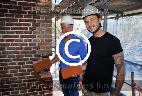 Amsterdam 15 april 2015
Dave en Dries Roelvink metselen een steen met daarop hun naam in de Westertoren. Dave heeft een tatoo van de westertoren op zijn arm staan.