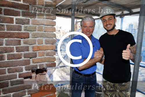 Amsterdam 15 april 2015
Dave en Dries Roelvink metselen een steen met daarop hun naam in de Westertoren. Dave heeft een tatoo van de westertoren op zijn arm staan.