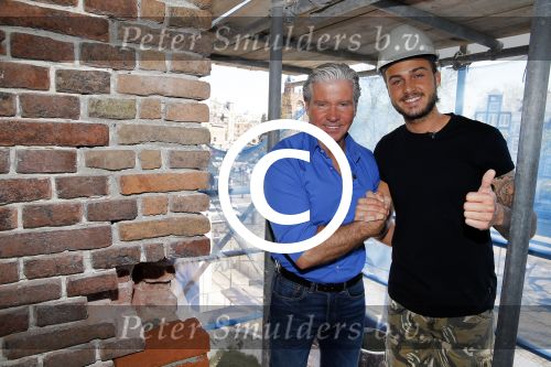 Amsterdam 15 april 2015
Dave en Dries Roelvink metselen een steen met daarop hun naam in de Westertoren. Dave heeft een tatoo van de westertoren op zijn arm staan.