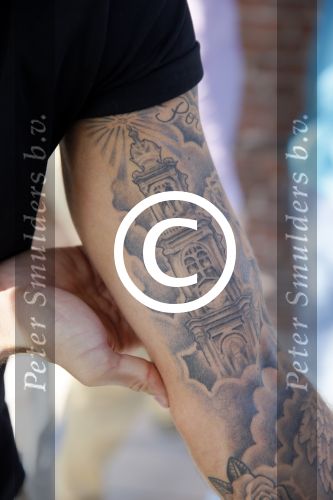 Amsterdam 15 april 2015
Dave en Dries Roelvink metselen een steen met daarop hun naam in de Westertoren. Dave heeft een tatoo van de westertoren op zijn arm staan.