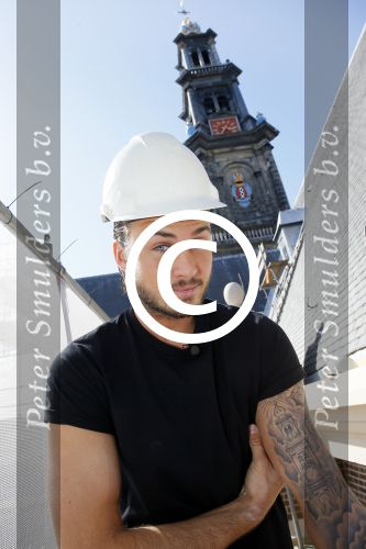 Amsterdam 15 april 2015
Dave en Dries Roelvink metselen een steen met daarop hun naam in de Westertoren. Dave heeft een tatoo van de westertoren op zijn arm staan.