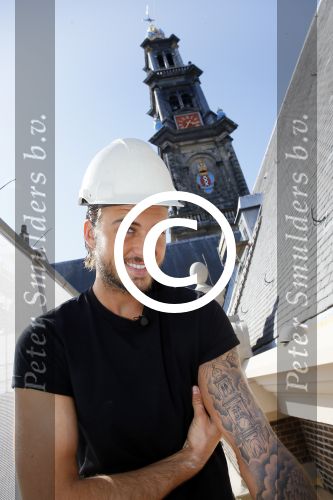 Amsterdam 15 april 2015
Dave en Dries Roelvink metselen een steen met daarop hun naam in de Westertoren. Dave heeft een tatoo van de westertoren op zijn arm staan.