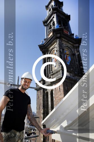 Amsterdam 15 april 2015
Dave en Dries Roelvink metselen een steen met daarop hun naam in de Westertoren. Dave heeft een tatoo van de westertoren op zijn arm staan.