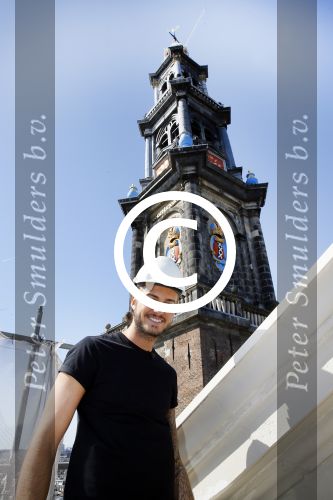 Amsterdam 15 april 2015
Dave en Dries Roelvink metselen een steen met daarop hun naam in de Westertoren. Dave heeft een tatoo van de westertoren op zijn arm staan.