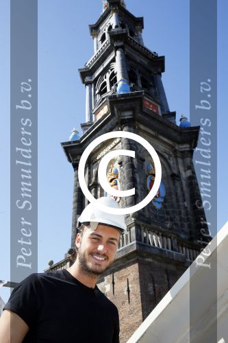 Amsterdam 15 april 2015
Dave en Dries Roelvink metselen een steen met daarop hun naam in de Westertoren. Dave heeft een tatoo van de westertoren op zijn arm staan.