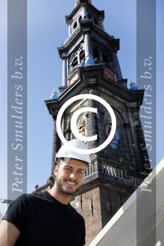 Amsterdam 15 april 2015
Dave en Dries Roelvink metselen een steen met daarop hun naam in de Westertoren. Dave heeft een tatoo van de westertoren op zijn arm staan.