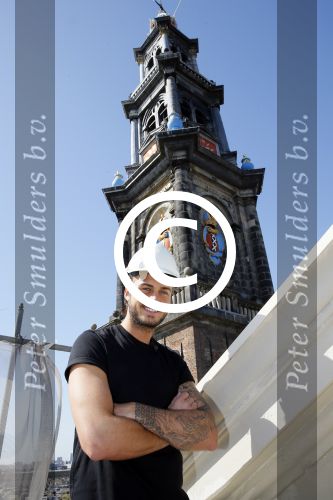 Amsterdam 15 april 2015
Dave en Dries Roelvink metselen een steen met daarop hun naam in de Westertoren. Dave heeft een tatoo van de westertoren op zijn arm staan.