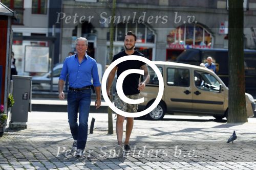 Amsterdam 15 april 2015
Dave en Dries Roelvink metselen een steen met daarop hun naam in de Westertoren. Dave heeft een tatoo van de westertoren op zijn arm staan.