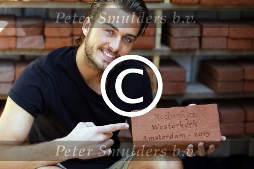 Amsterdam 15 april 2015
Dave en Dries Roelvink metselen een steen met daarop hun naam in de Westertoren. Dave heeft een tatoo van de westertoren op zijn arm staan.