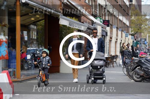 Amsterdam 17 april 2015
Doutzen Kroes en Sunnery James met hun kinderen in Amsterdam zuid.
