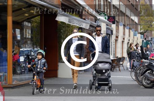 Amsterdam 17 april 2015
Doutzen Kroes en Sunnery James met hun kinderen in Amsterdam zuid.