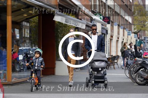Amsterdam 17 april 2015
Doutzen Kroes en Sunnery James met hun kinderen in Amsterdam zuid.