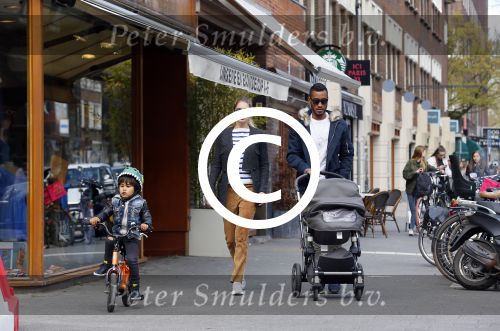 Amsterdam 17 april 2015
Doutzen Kroes en Sunnery James met hun kinderen in Amsterdam zuid.