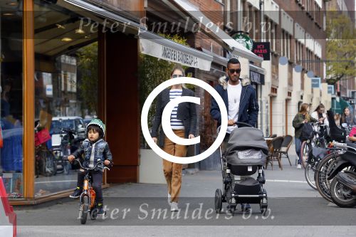 Amsterdam 17 april 2015
Doutzen Kroes en Sunnery James met hun kinderen in Amsterdam zuid.
