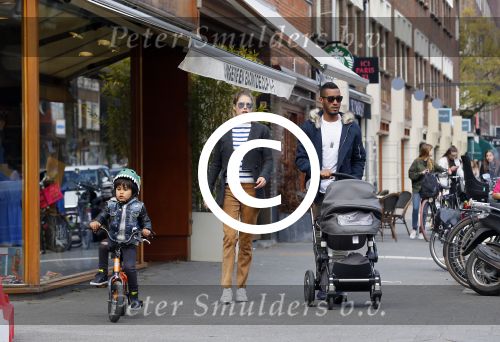 Amsterdam 17 april 2015
Doutzen Kroes en Sunnery James met hun kinderen in Amsterdam zuid.
