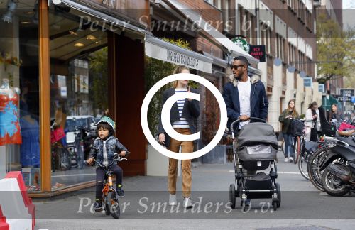 Amsterdam 17 april 2015
Doutzen Kroes en Sunnery James met hun kinderen in Amsterdam zuid.