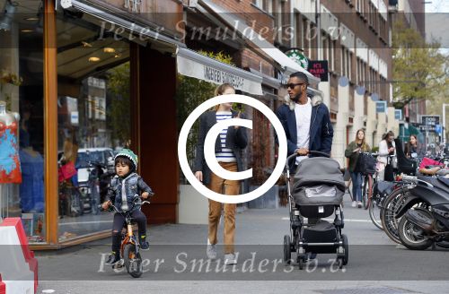 Amsterdam 17 april 2015
Doutzen Kroes en Sunnery James met hun kinderen in Amsterdam zuid.