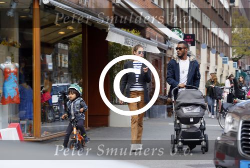 Amsterdam 17 april 2015
Doutzen Kroes en Sunnery James met hun kinderen in Amsterdam zuid.