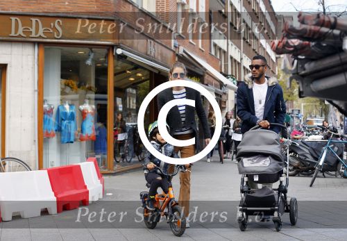 Amsterdam 17 april 2015
Doutzen Kroes en Sunnery James met hun kinderen in Amsterdam zuid.