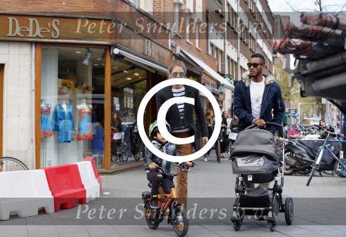 Amsterdam 17 april 2015
Doutzen Kroes en Sunnery James met hun kinderen in Amsterdam zuid.