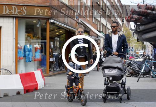 Amsterdam 17 april 2015
Doutzen Kroes en Sunnery James met hun kinderen in Amsterdam zuid.