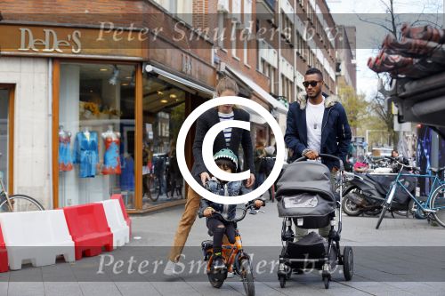 Amsterdam 17 april 2015
Doutzen Kroes en Sunnery James met hun kinderen in Amsterdam zuid.