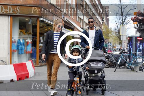 Amsterdam 17 april 2015
Doutzen Kroes en Sunnery James met hun kinderen in Amsterdam zuid.