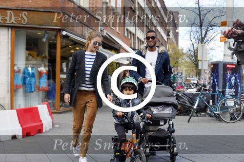 Amsterdam 17 april 2015
Doutzen Kroes en Sunnery James met hun kinderen in Amsterdam zuid.