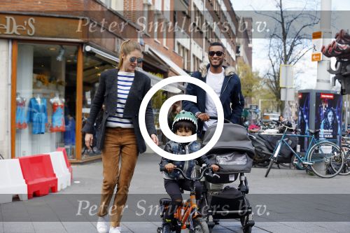 Amsterdam 17 april 2015
Doutzen Kroes en Sunnery James met hun kinderen in Amsterdam zuid.