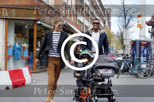 Amsterdam 17 april 2015
Doutzen Kroes en Sunnery James met hun kinderen in Amsterdam zuid.
