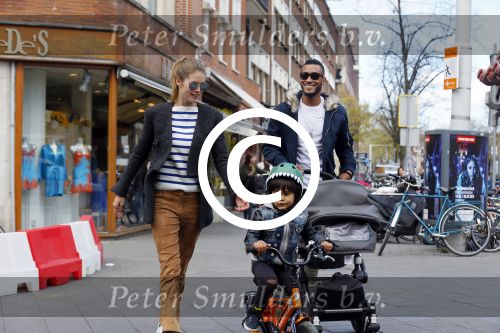 Amsterdam 17 april 2015
Doutzen Kroes en Sunnery James met hun kinderen in Amsterdam zuid.