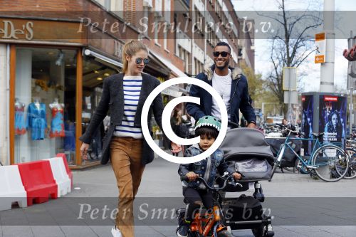 Amsterdam 17 april 2015
Doutzen Kroes en Sunnery James met hun kinderen in Amsterdam zuid.