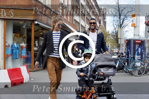 Amsterdam 17 april 2015
Doutzen Kroes en Sunnery James met hun kinderen in Amsterdam zuid.