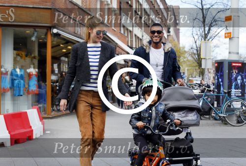 Amsterdam 17 april 2015
Doutzen Kroes en Sunnery James met hun kinderen in Amsterdam zuid.