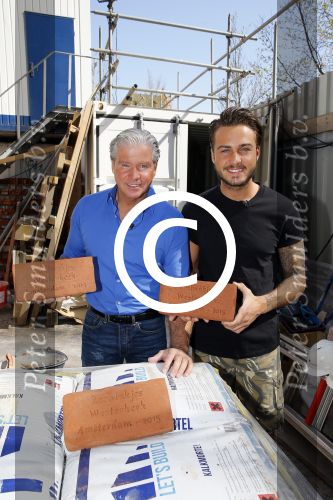 Amsterdam 15 april 2015
Dave en Dries Roelvink metselen een steen met daarop hun naam in de Westertoren. Dave heeft een tatoo van de westertoren op zijn arm staan.