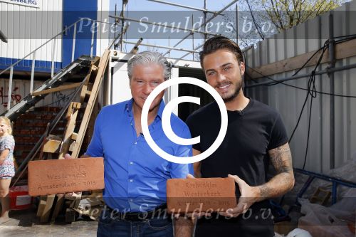 Amsterdam 15 april 2015
Dave en Dries Roelvink metselen een steen met daarop hun naam in de Westertoren. Dave heeft een tatoo van de westertoren op zijn arm staan.