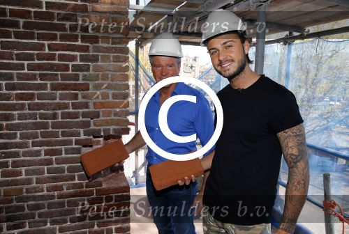 Amsterdam 15 april 2015
Dave en Dries Roelvink metselen een steen met daarop hun naam in de Westertoren. Dave heeft een tatoo van de westertoren op zijn arm staan.