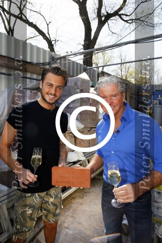 Amsterdam 15 april 2015
Dave en Dries Roelvink metselen een steen met daarop hun naam in de Westertoren. Dave heeft een tatoo van de westertoren op zijn arm staan.