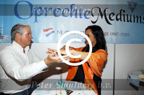 Utrecht 25 april 2015
Dries Roelvink tijdens healing bij medium .