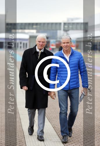 Utrecht 25 april 2015
Dries Roelvink tijdens healing bij medium .
