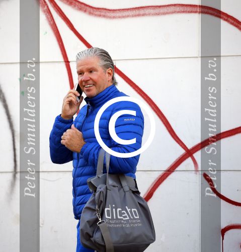 Amsterdam 30 april 2015
Dries Roelvink bellend op straat