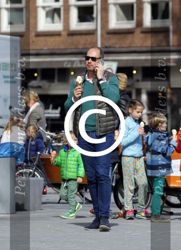 Amsterdam 13 april 2015  
Connie Breukhoven en vriend Eugene v Dun eten ijsje bij pisa