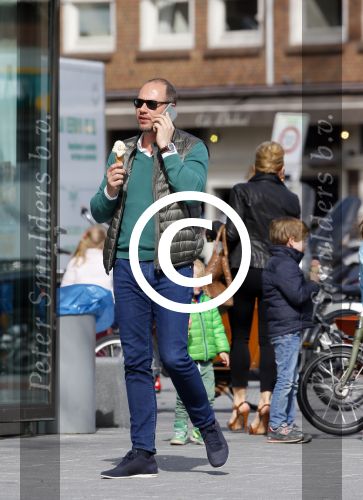 Amsterdam 13 april 2015  
Connie Breukhoven en vriend Eugene v Dun eten ijsje bij pisa