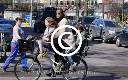 Amsterdam 14 april 2015
Evelyne Struik met kinderen in Amsterdam
