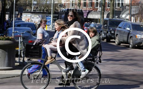 Amsterdam 14 april 2015
Evelyne Struik met kinderen in Amsterdam