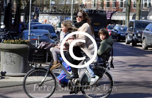 Amsterdam 14 april 2015
Evelyne Struik met kinderen in Amsterdam